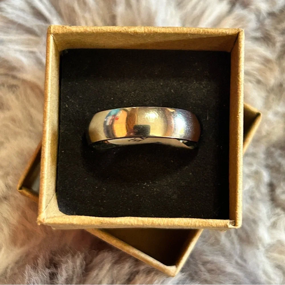 Men’s 6mm polished Titanium comfort band wedding ring NIB 11